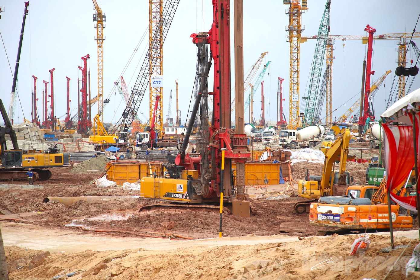 Tại Trung tâm hội nghị APEC, hàng nghìn máy móc và thiết bị đang được huy động thi công suốt ngày đêm.