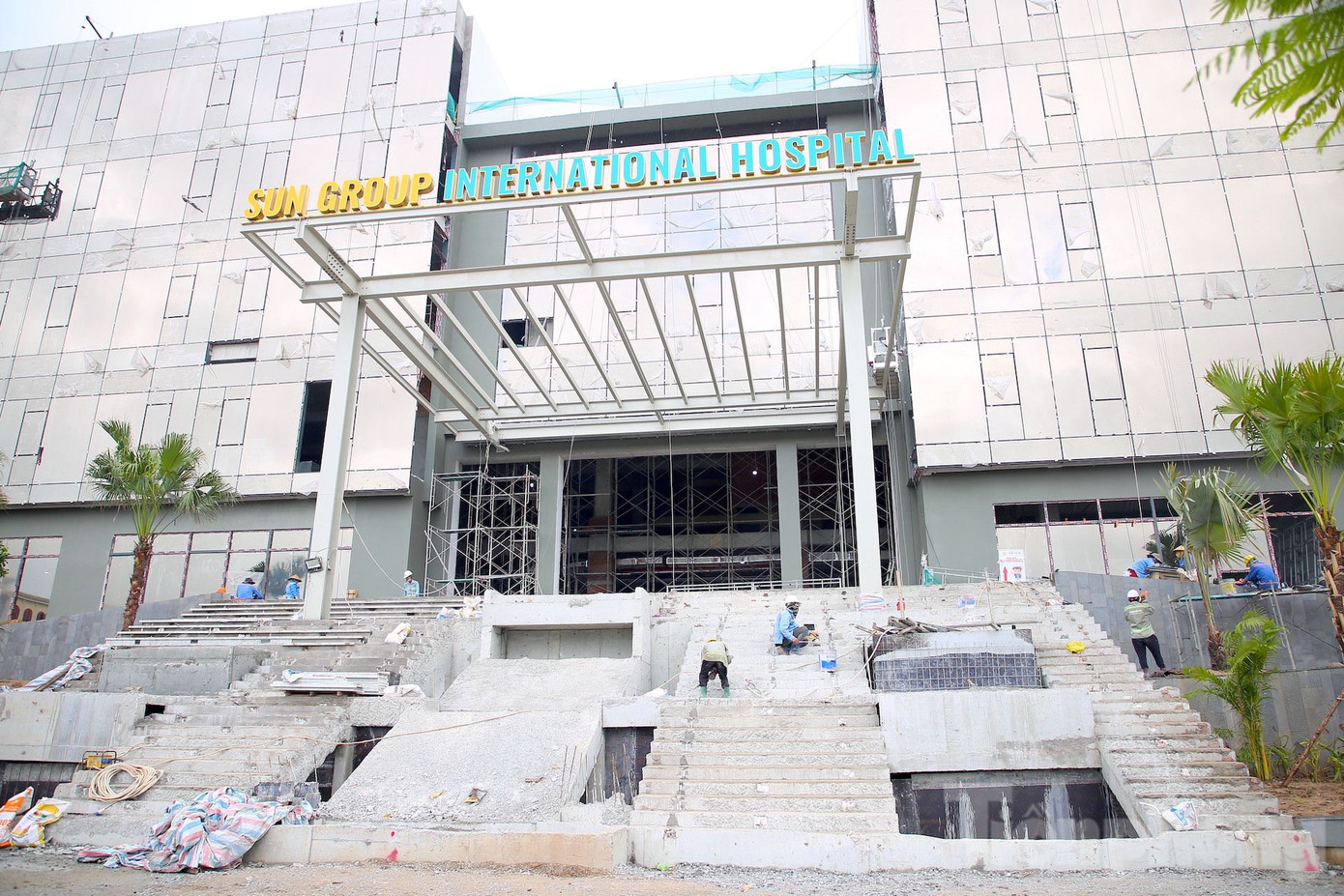 Bệnh viện Mặt Trời Phú Quốc đang được hoàn thiện theo tiêu chuẩn quốc tế, gồm 6 tầng với nhiều chuyên khoa như tim mạch, đột quỵ, thẩm mỹ và hồi sức cấp cứu.