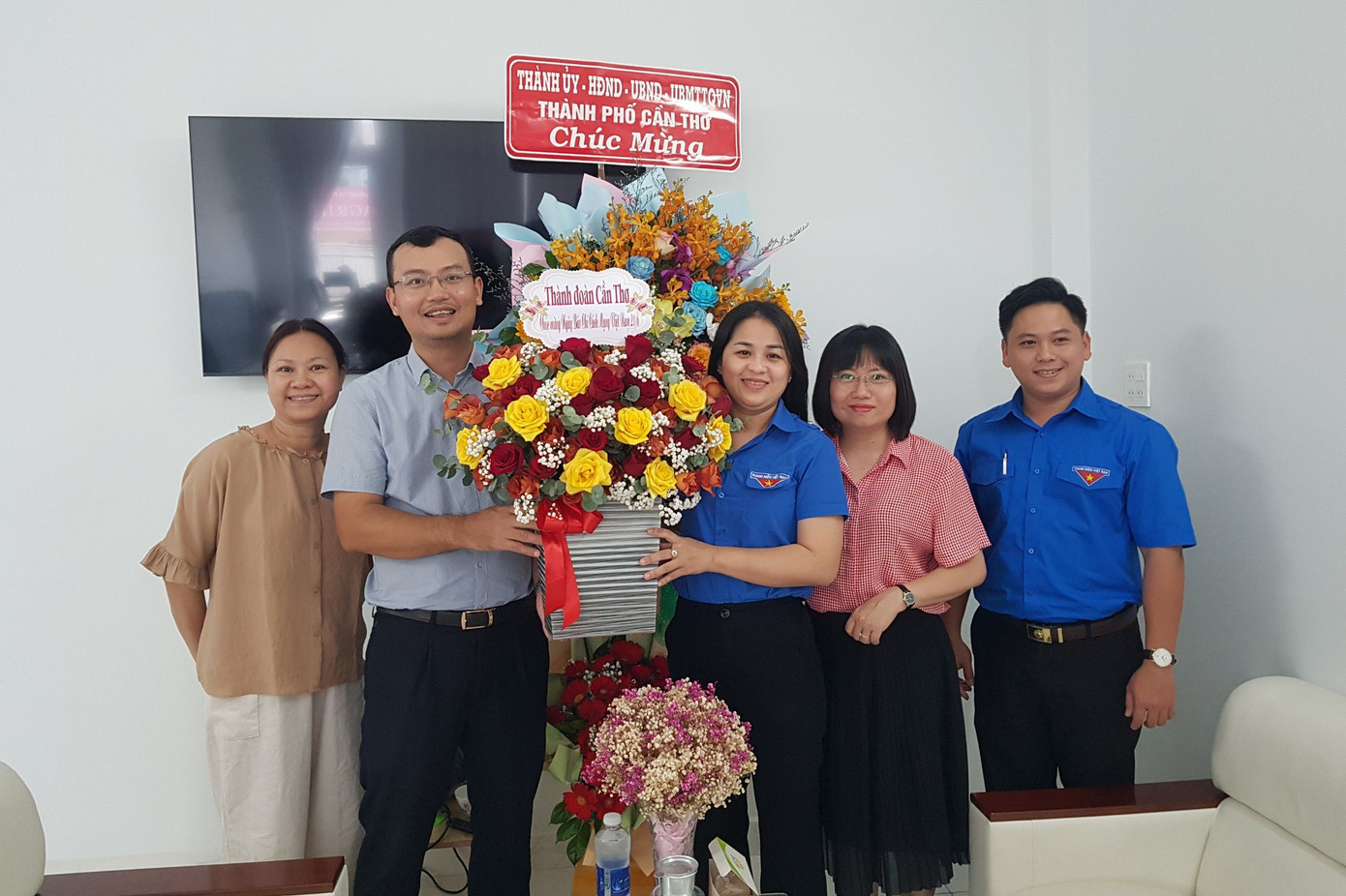 Chị Lư Thị Ngọc Anh – UV. BTV Trung ương Đoàn, Bí thư Thành Đoàn Cần Thơ chúc mừng Văn phòng đại điện Báo Tiền Phong tại khu vực ĐBSCL nhân 98 năm Ngày Báo chí cách mạng Việt Nam. Ảnh: Nhật Huy Chị Lư Thị Ngọc Anh – UV. BTV Trung ương Đoàn, Bí thư Thành Đoàn Cần Thơ chúc mừng Văn phòng đại điện Báo Tiền Phong tại khu vực ĐBSCL nhân 98 năm Ngày Báo chí cách mạng Việt Nam. Ảnh: Nhật Huy