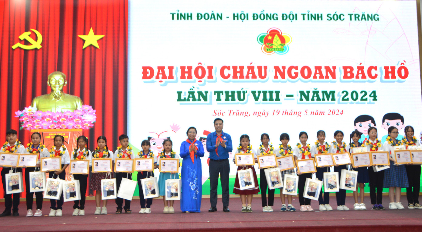 Trao giấy chứng nhận Cháu ngoan Bác Hồ.