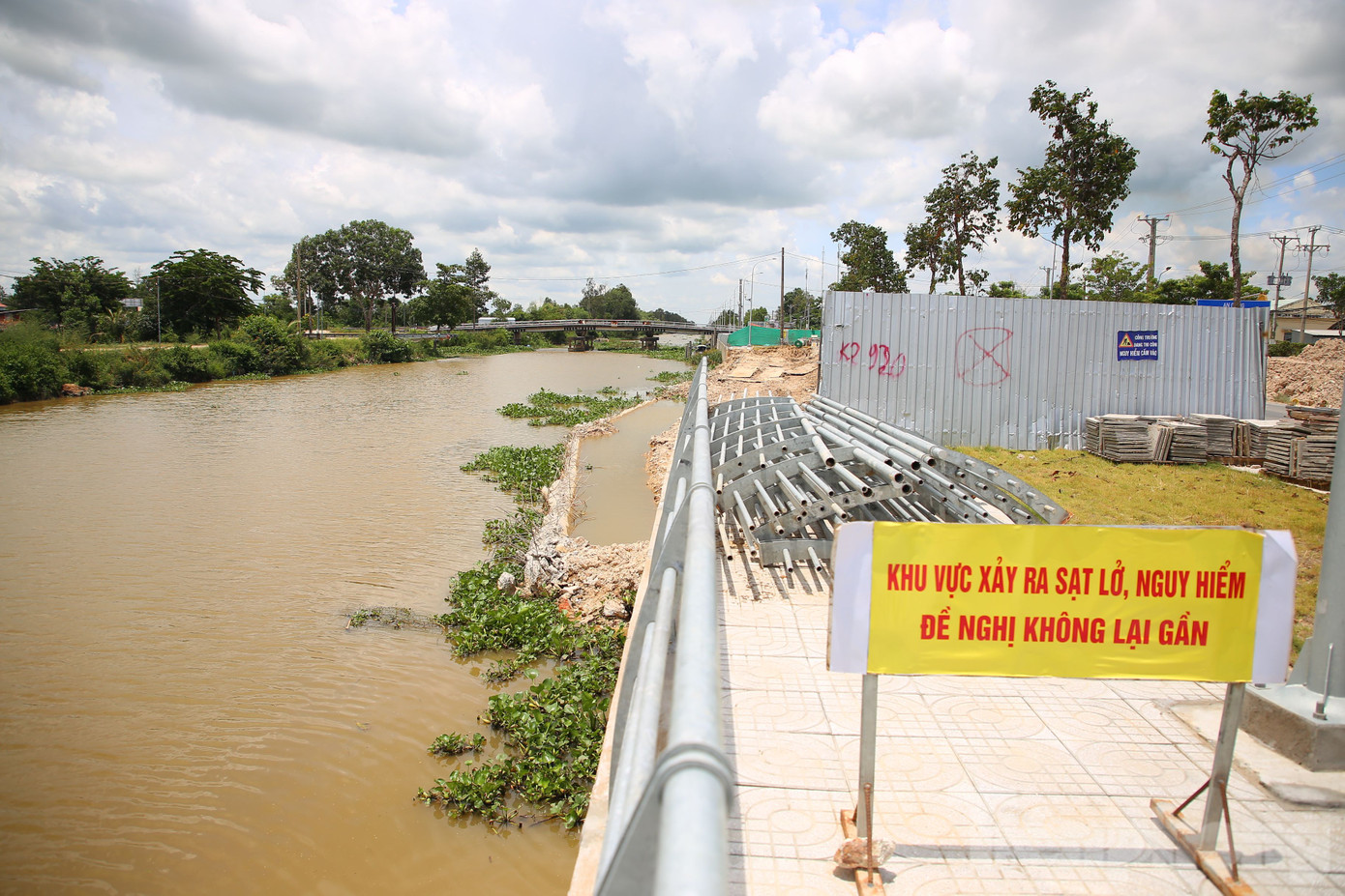Sau khi phát hiện sự cố, vị trí sạt đã lắp cảnh báo, dựng rào chắn để đảm bảo an toàn.
