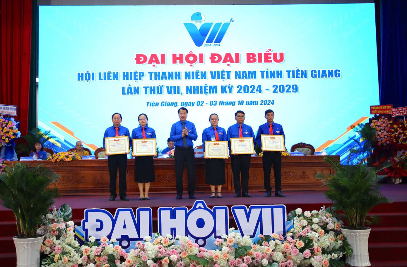 Tập thể, cá nhân có thành tích xuất sắc nhận bằng Bằng khen của Trung ương Hội LHTN Việt Nam. Ảnh: Nhật Huy