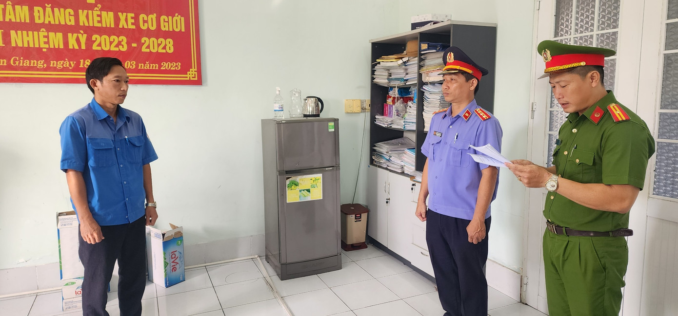 Cơ quan chức năng đọc lệnh bắt tạm giam bị can Đặng Phi Long.