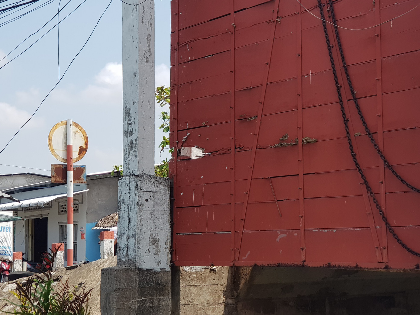 Do thời gian dài không vận hành nên các nắp cống làm bằng gỗ bị mục. Ảnh: N.H.