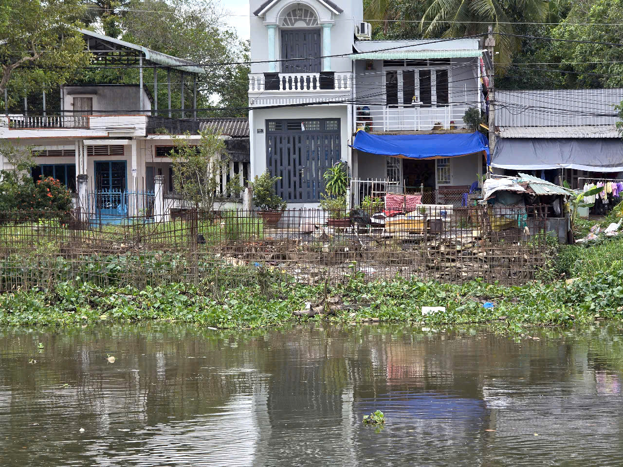 Ông Phùng Văn Hai – 78 tuổi, ngụ khu vực 6, phường An Bình, quận Ninh Kiều cho biết dự án kè rạch Cái Sơn triển khai xây dựng từ năm 2019. Thời điểm đó, người dân ở đây vui mừng vì khi kè hoàn thành góp phần chỉnh trang đô thị, đi lại dễ dàng hơn. Thế nhưng nhiều năm thi công, dự án vẫn dở dang, khiến cuộc sống người dân ở đây gặp nhiều khó khăn.
