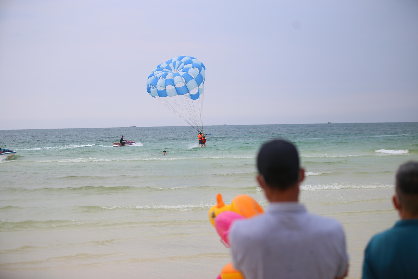 ...và trải nghiệm các trò chơi trên biển.