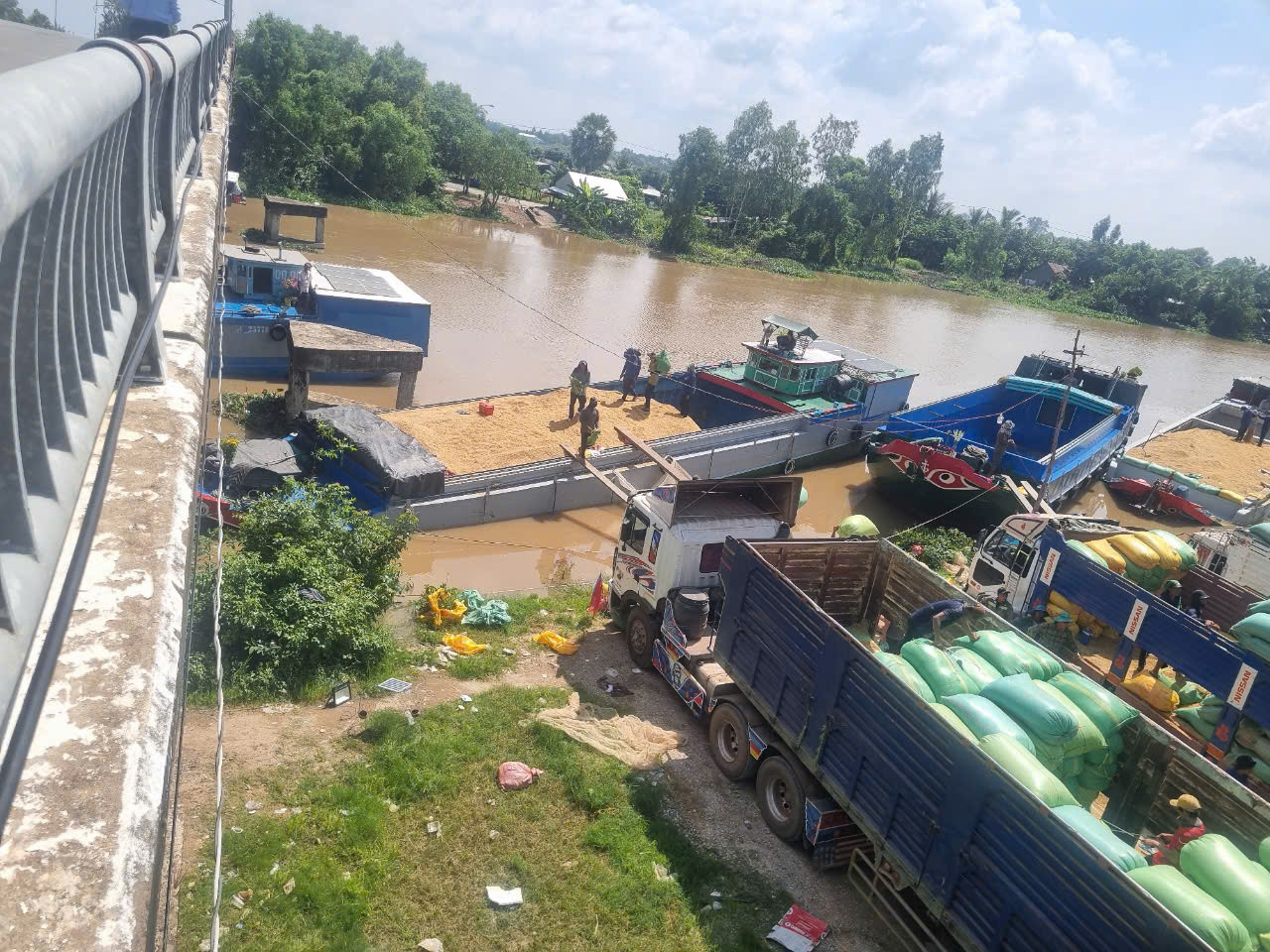 Bến lên xuống lúa gạo không phép cạnh cầu cửa khẩu Giang Thành. Bến lên xuống lúa gạo không phép cạnh cầu cửa khẩu Giang Thành.