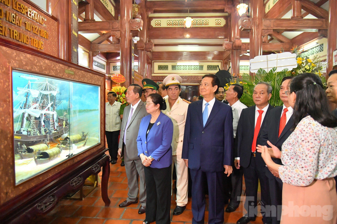 Đại biểu tham quan khu trưng bày thân thế và sự nghiệp của Anh hùng dân tộc Nguyễn Trung Trực.