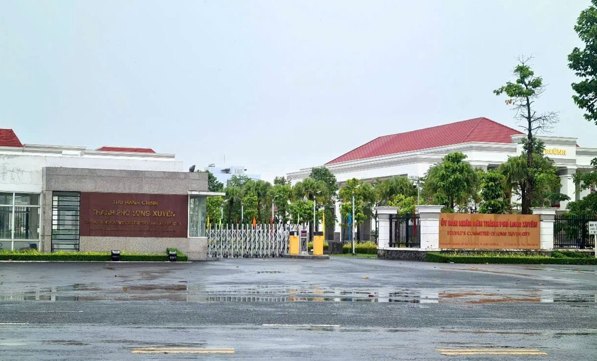 Trụ sở UBND TP Long Xuyên. Trụ sở UBND TP Long Xuyên.