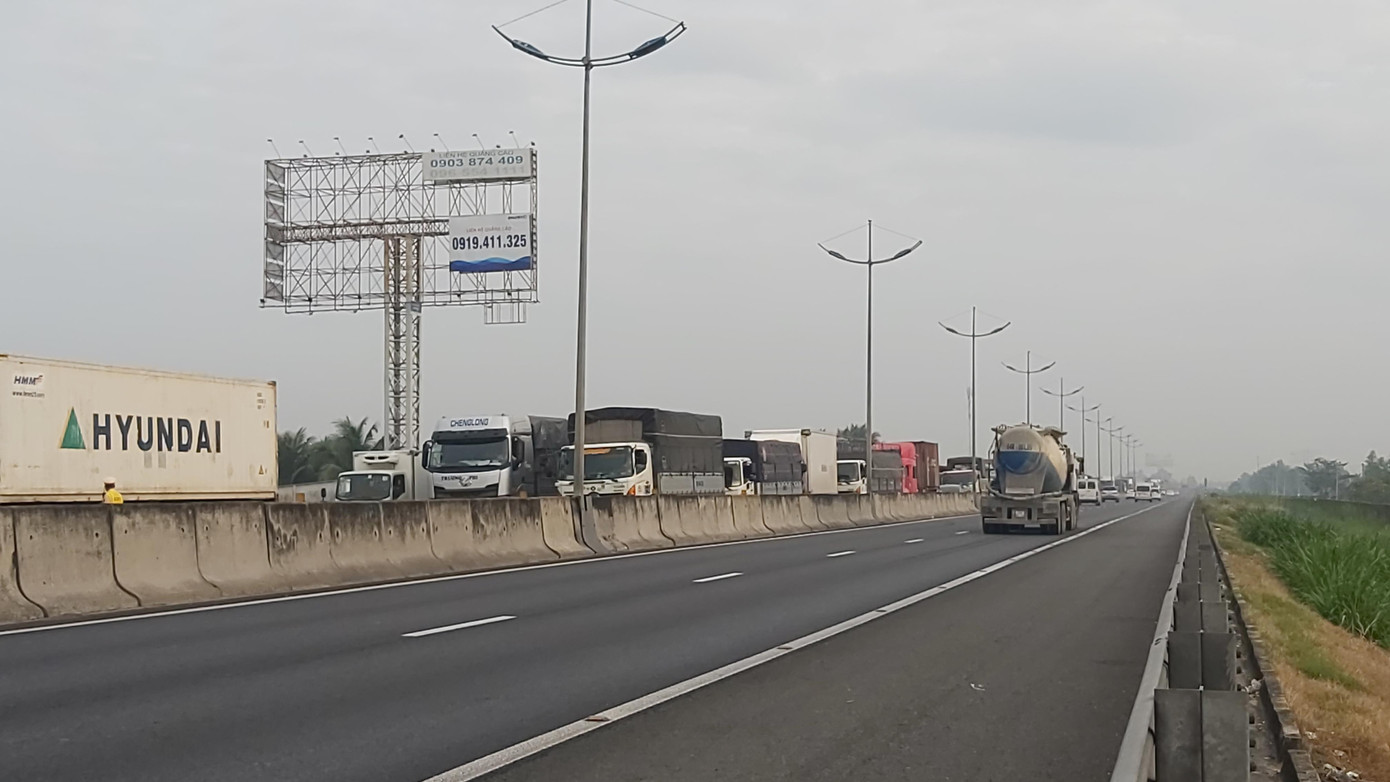 Vụ tai nạn làm giao thông ùn ứ kéo dài. Ảnh: Châu Thành