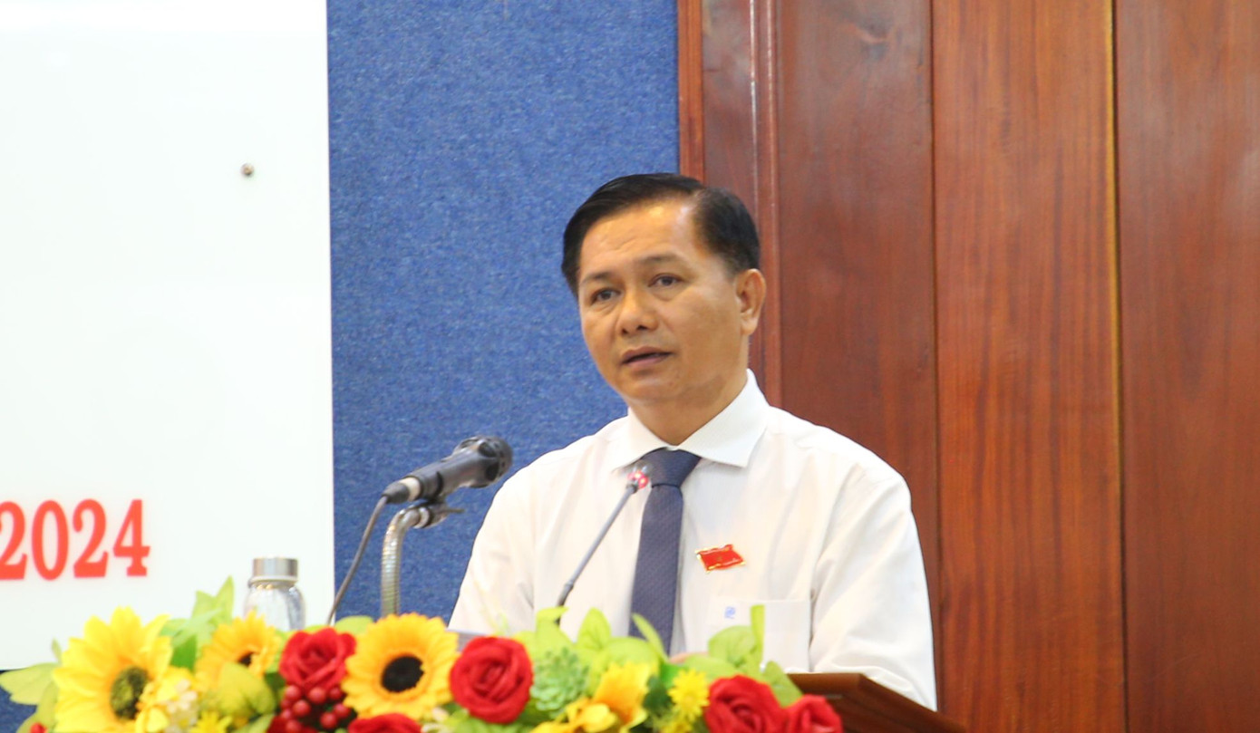 Chủ tịch UBND tỉnh Sóc Trăng giải trình về một số vấn đề được đại biểu và cử tri đặt ra. Ảnh: Nhật Huy.