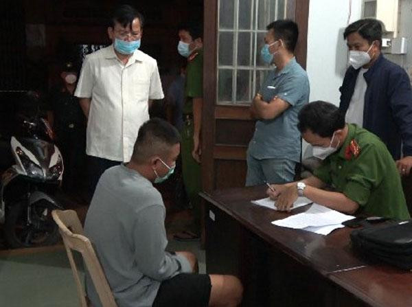 Đại tá Nguyễn Văn Lộc (áo sơ mi trắng) - Phó Giám đốc Công an tỉnh Tiền Giang trực tiếp chỉ đạo xử lí. Ảnh: CATG. Đại tá Nguyễn Văn Lộc (áo sơ mi trắng) - Phó Giám đốc Công an tỉnh Tiền Giang trực tiếp chỉ đạo xử lí. Ảnh: CATG.