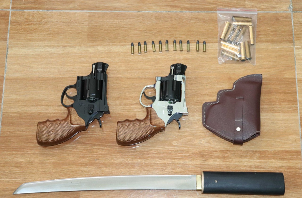 Tang vật công an thu giữ từ nhóm cướp.