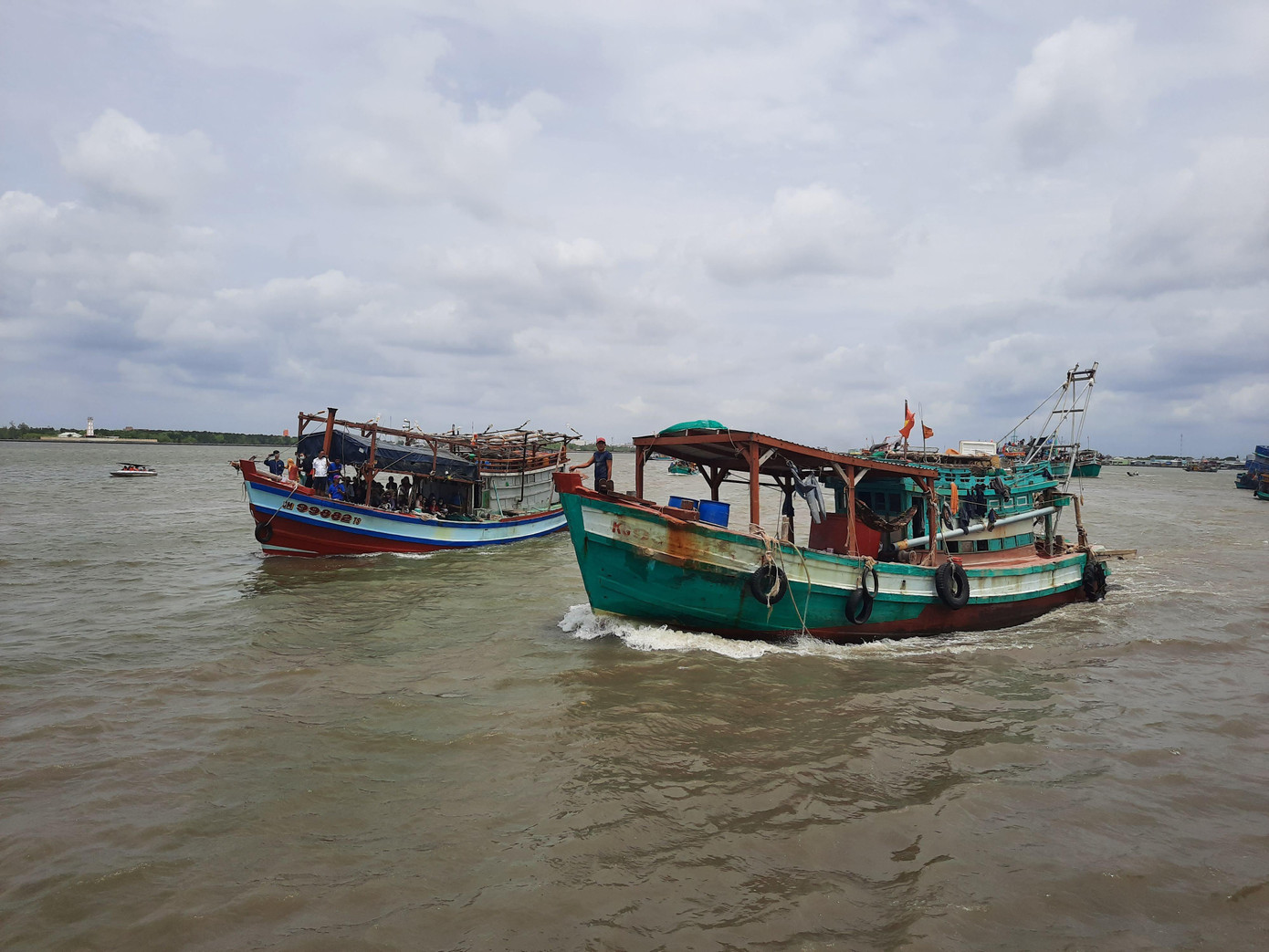 Mặc dù giá xăng dầu "hạ nhiệt" nhưng ngư dân miền Tây mừng, vừa lo.