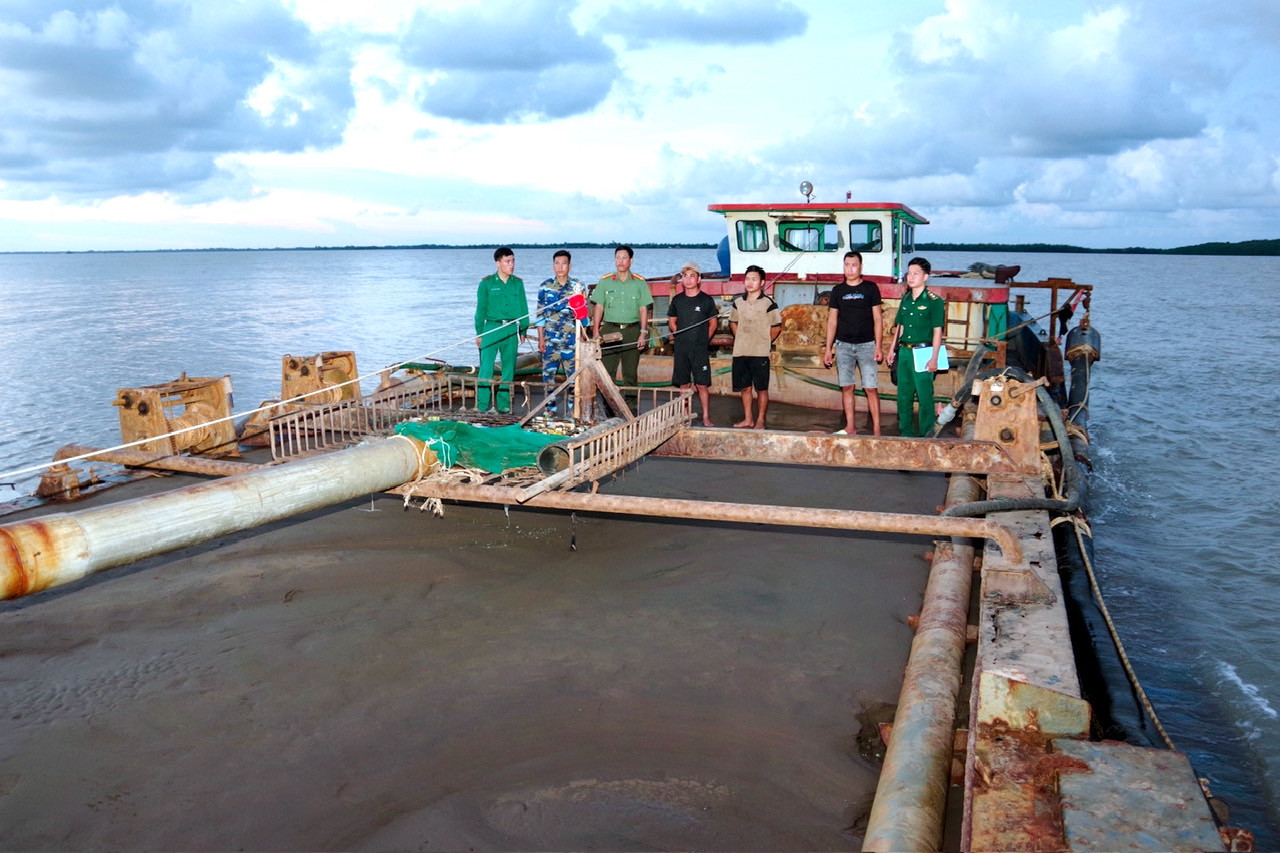 Phương tiện vận chuyển cát trái phép bị lực lượng chức năng bắt giữ. Phương tiện vận chuyển cát trái phép bị lực lượng chức năng bắt giữ.