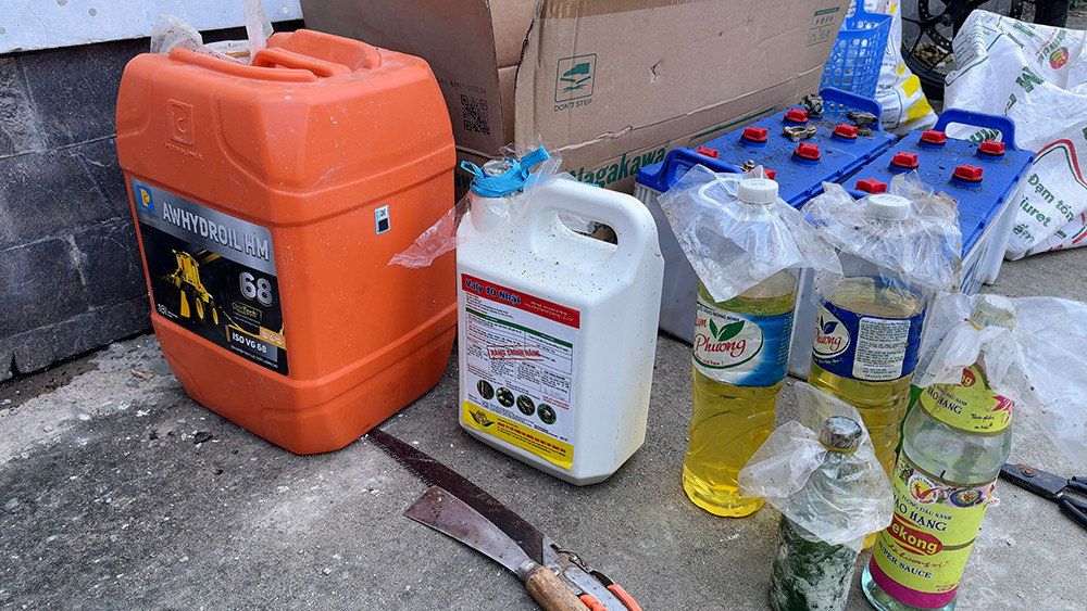 Tang vật thu giữ trong nhà Điền. Tang vật thu giữ trong nhà Điền.