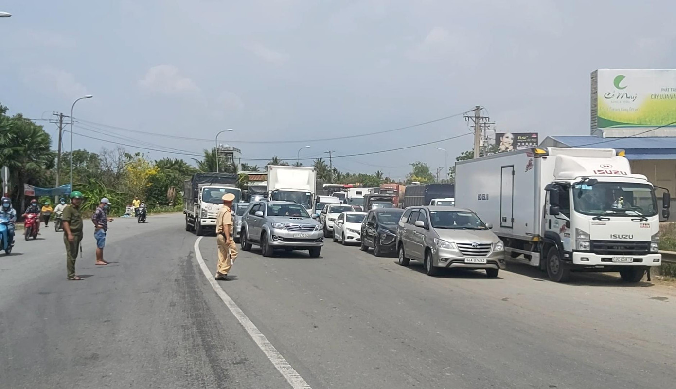 Giao thông ùn ứ kéo dài trên quốc lộ 1.-Ảnh: Châu Thành.