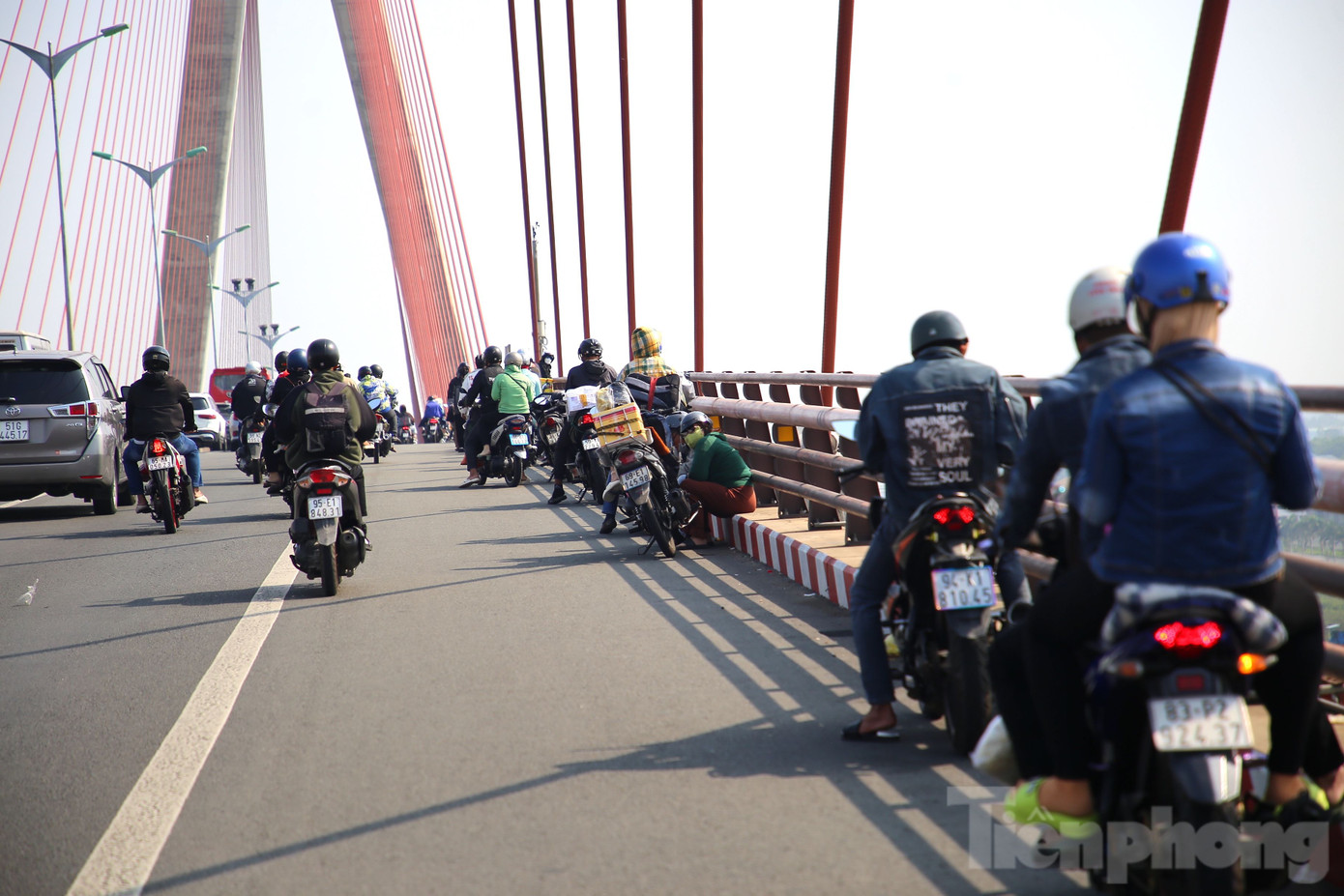 Nhiều người dừng nghỉ trên cầu Cần Thơ