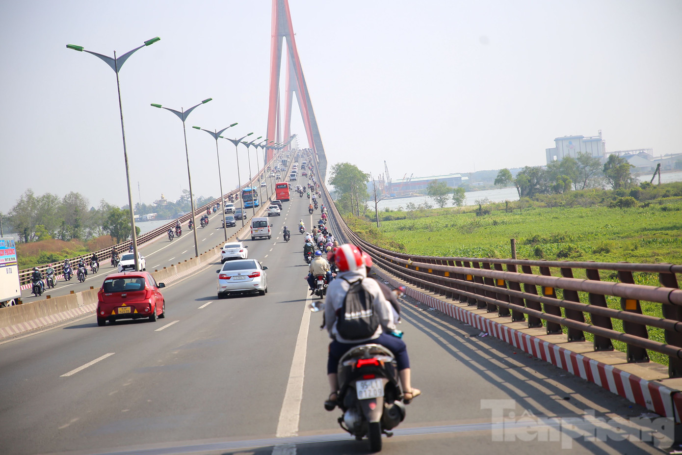 Trưa cùng ngày, lượng người di chuyển bằng xe máy từ các tỉnh miền Tây qua cầu Cần Thơ hướng về TPHCM và các tỉnh miền Đông bắt đầu tăng dần.