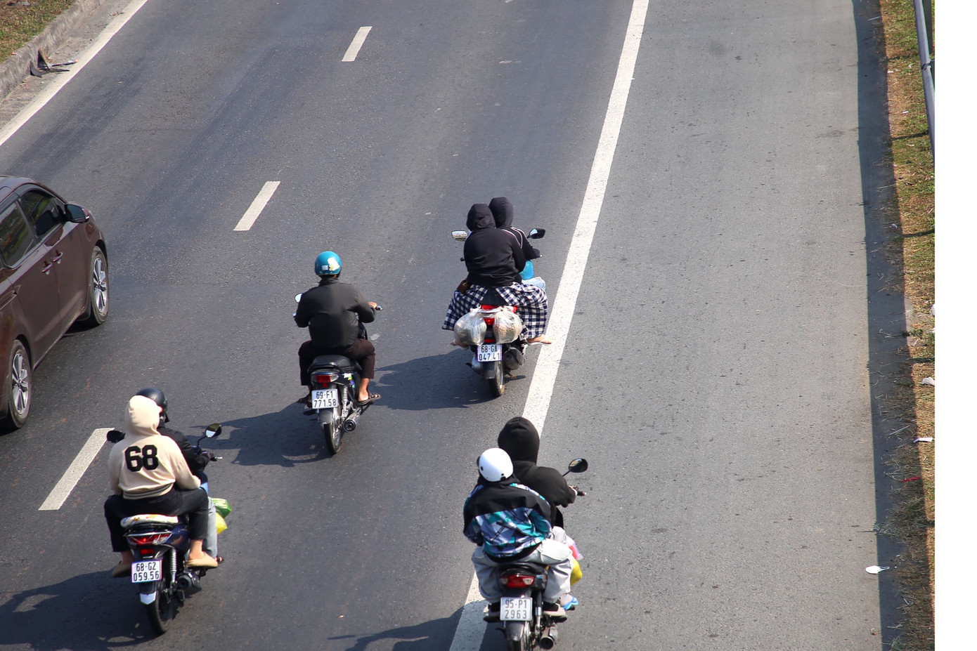 Anh Nguyễn Văn Minh (huyện Châu Thành, Hậu Giang) cho biết, sáng nay, lượng phương tiện di chuyển đã tăng lên rõ rệt. Do phần lớn các công ty và cơ quan nhà nước sẽ bắt đầu làm việc vào ngày mai (mùng 6), nhiều người dân đã tranh thủ quay lại TPHCM từ hôm nay.