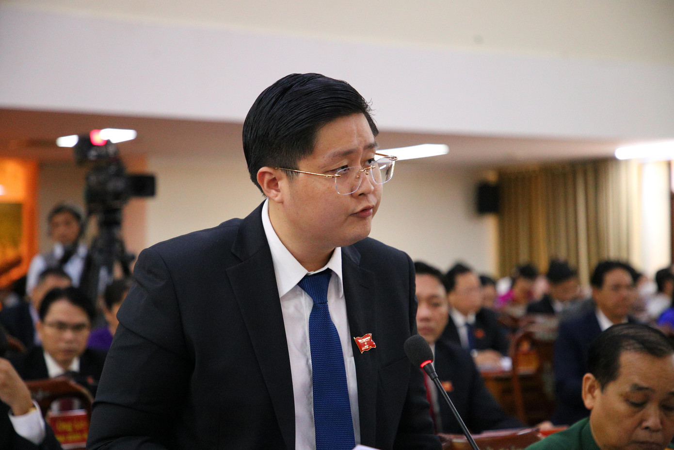 Đại biểu Phạm Quốc Thịnh chất vấn lãnh đạo Sở Giáo dục và đào tạo Cần Thơ. Đại biểu Phạm Quốc Thịnh chất vấn lãnh đạo Sở Giáo dục và đào tạo Cần Thơ.