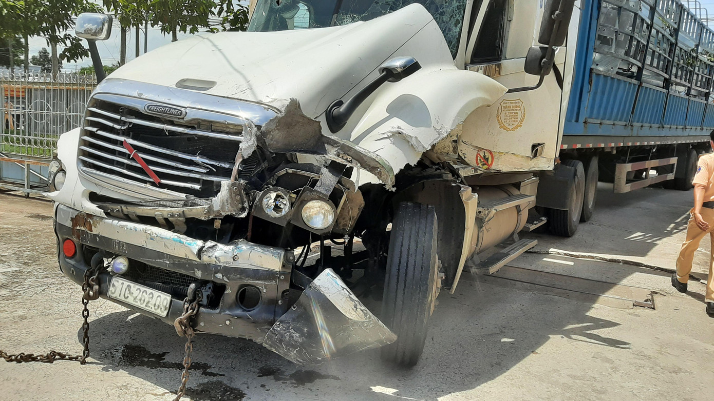 Đầu xe container hư hỏng sau va chạm. Đầu xe container hư hỏng sau va chạm.