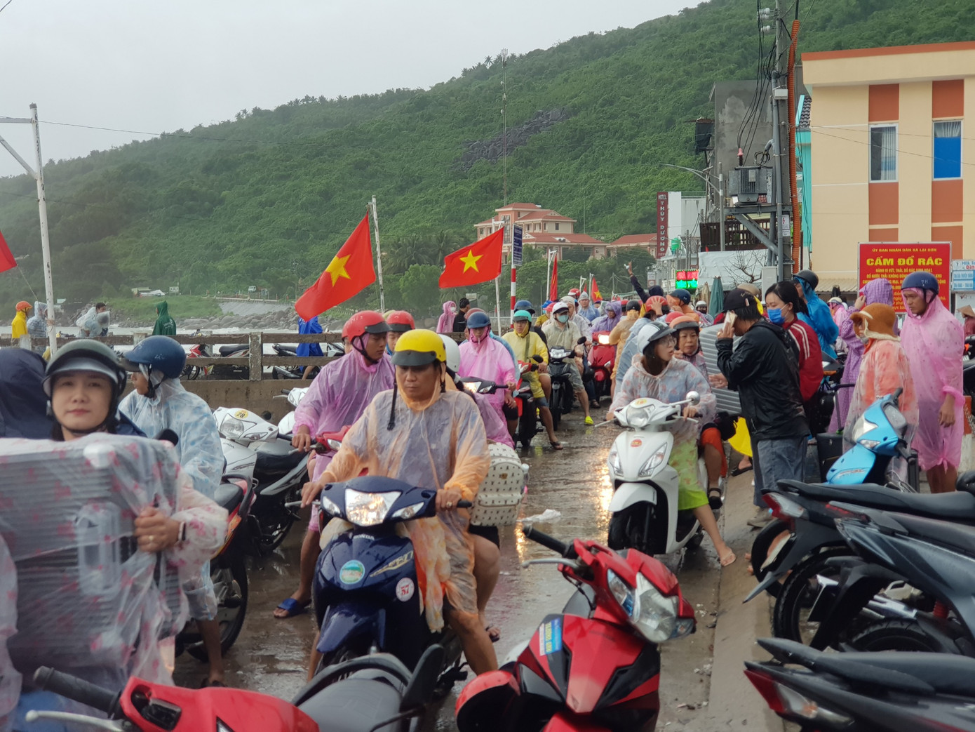 Thời tiết mưa bão ở Phú Quốc ảnh hưởng đến du lịch. Ảnh: Nhật Huy.