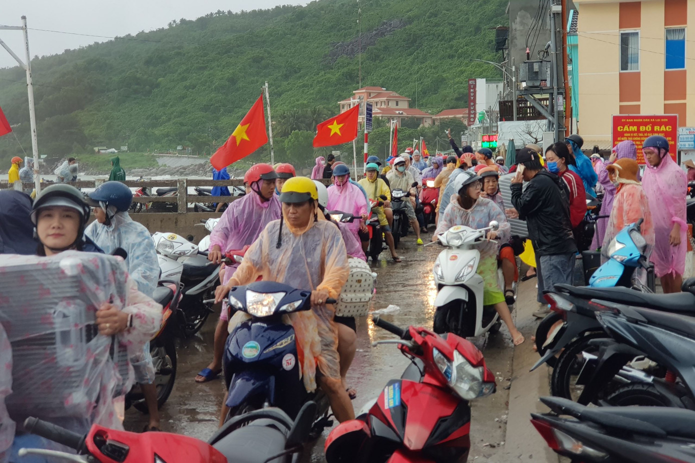 Du khách mặc áo mưa di chuyển đến khách sạn. Ảnh chụp tại Hòn Sơn (Kiên Lương) trưa ngày 2/9.