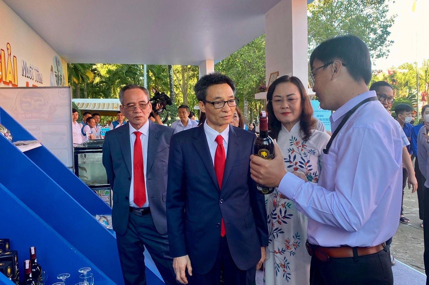 Phó Thủ tướng Vũ Đức Đam tham quan các gian hàng tại hội nghị. Phó Thủ tướng Vũ Đức Đam tham quan các gian hàng tại hội nghị.