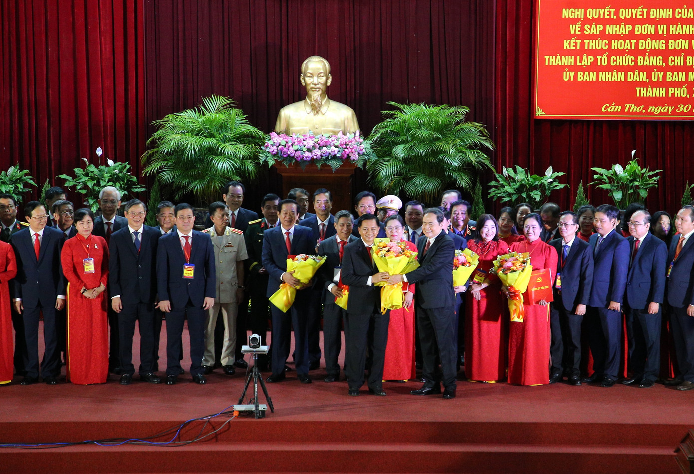 Chủ tịch Quốc hội Trần Thanh Mẫn trao quyết định cho ông Trần Văn Lâu - Chủ tịch UBND TP Cần Thơ mới. Ảnh: Nhật Huy.