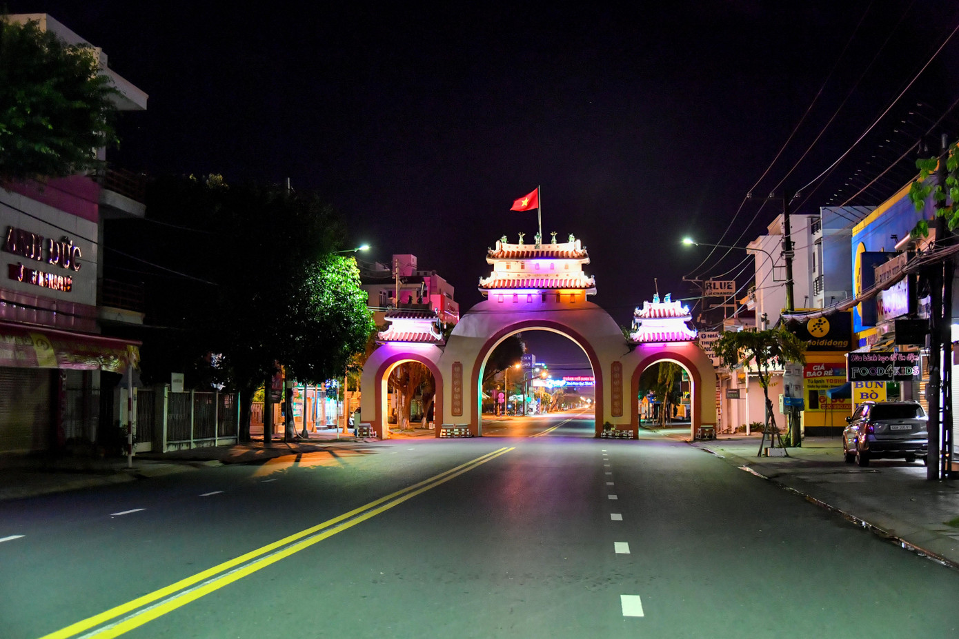 Theo ghi nhận, trong ngày đầu áp dụng quy định không đi ra đường trong khung giờ 18 giờ đến 6 giờ sáng hôm sau, người dân TP. Rạch Giá đã tuân thủ nghiêm. Ảnh: Phương Vũ.