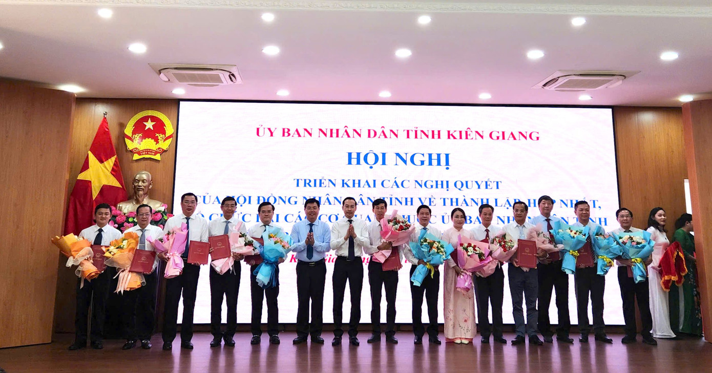 Lãnh đạo tỉnh Kiên Giang trao các quyết định về thành lập, hợp nhất, tổ chức lại các cơ quan thuộc UBND tỉnh. Lãnh đạo tỉnh Kiên Giang trao các quyết định về thành lập, hợp nhất, tổ chức lại các cơ quan thuộc UBND tỉnh.