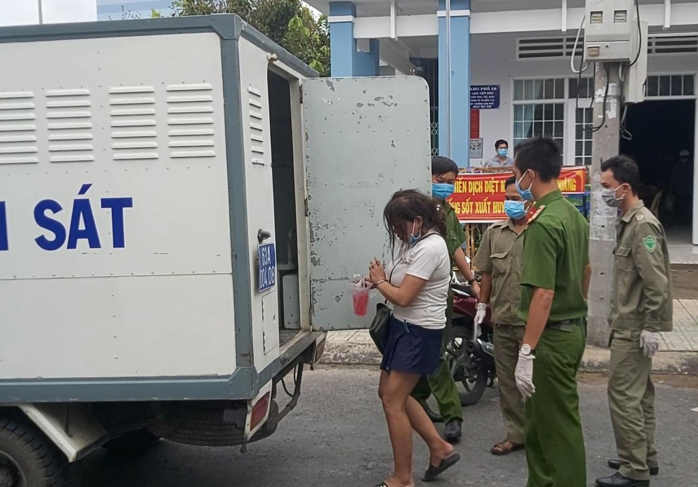 Bà T. được cơ quan chức năng tạm giữ để làm rõ hành vi chống người thi hành công vụ. Ảnh: Châu Thành.