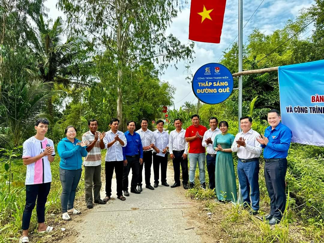 Công trình thanh niên " Thắp sáng đường quê".