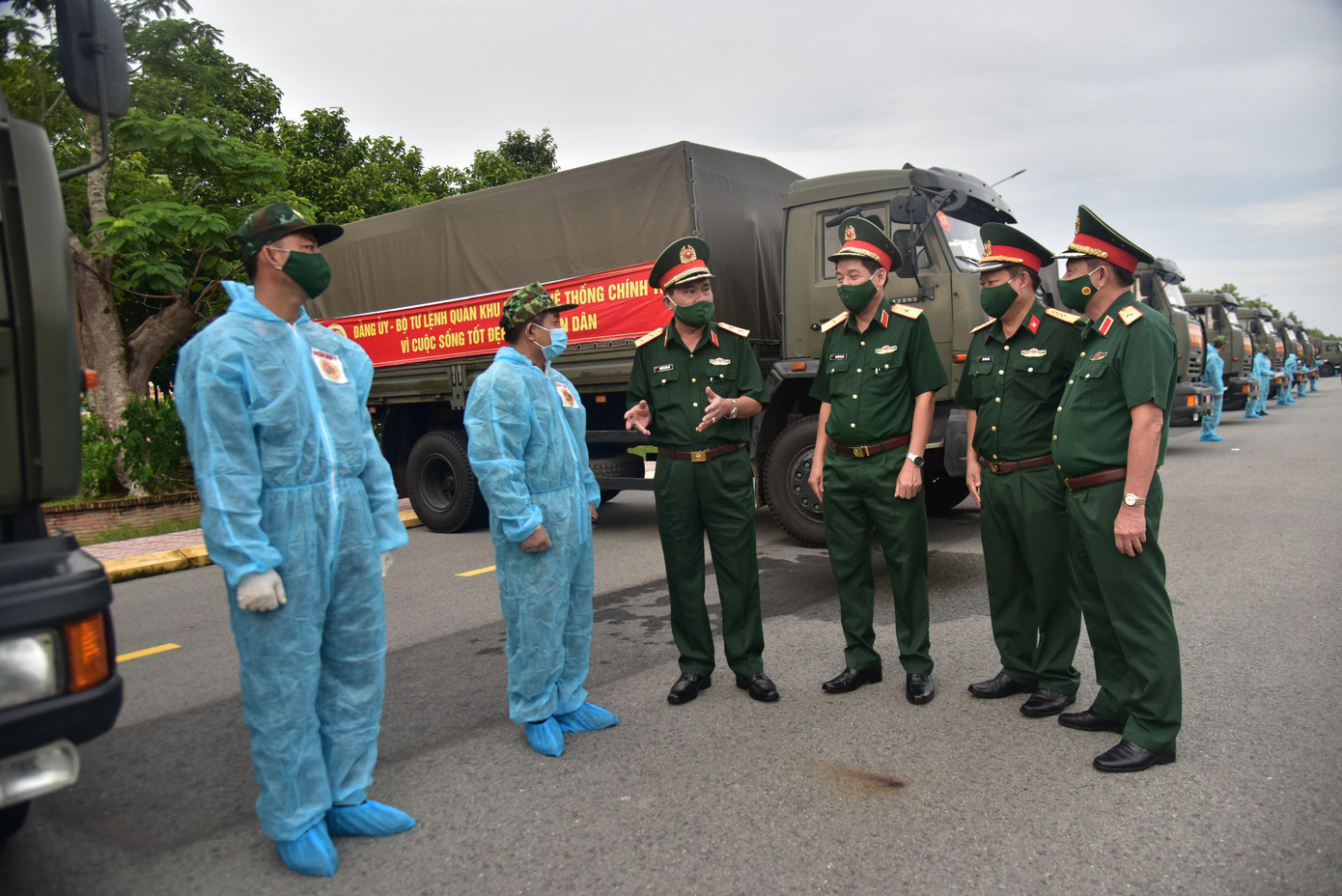 Tính đến nay, Quân khu 9 đã hỗ trợ TP. HCM gần 200 tấn gạo, 75 tấn thịt, cá, 1 tấn cá khô, 217 tấn rau, củ, quả và nhu yếu phẩm các loại, trị giá trên 45 tỷ đồng.