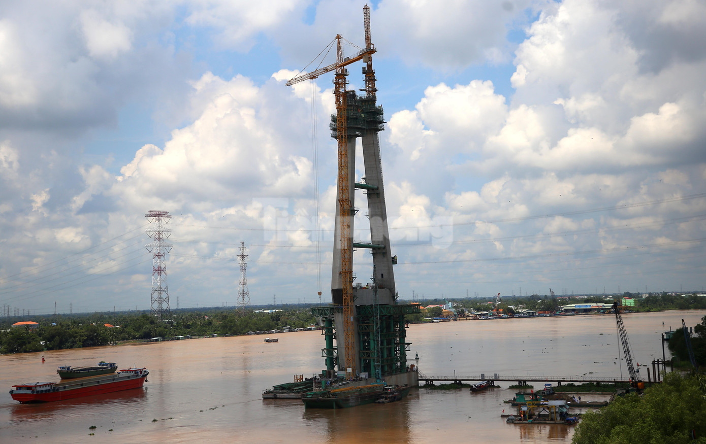 Thân trụ chính T15 bờ Tiền Giang cao đã hoàn thành khoảng 70% . Để thi công mỗi bệ trụ chính T15, T16, nhà thầu phải sử dụng 4.800 khối bê tông, 800 tấn thép.