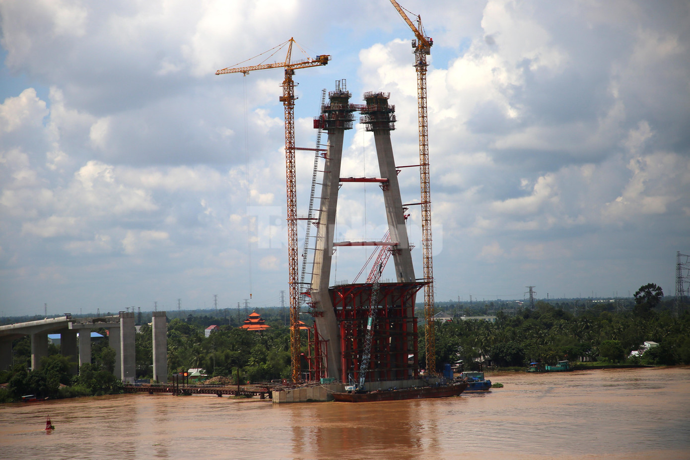 Thân trụ T16, phía Vĩnh Long đã thi công xong 23/33 đốt; thi công xong dầm ngang, các đốt S24-S33 thi công bằng ván khuôn leo, trung bình khoảng 10,5 ngày/đốt đúc, dự kiến xong toàn bộ trụ vào cuối năm nay.