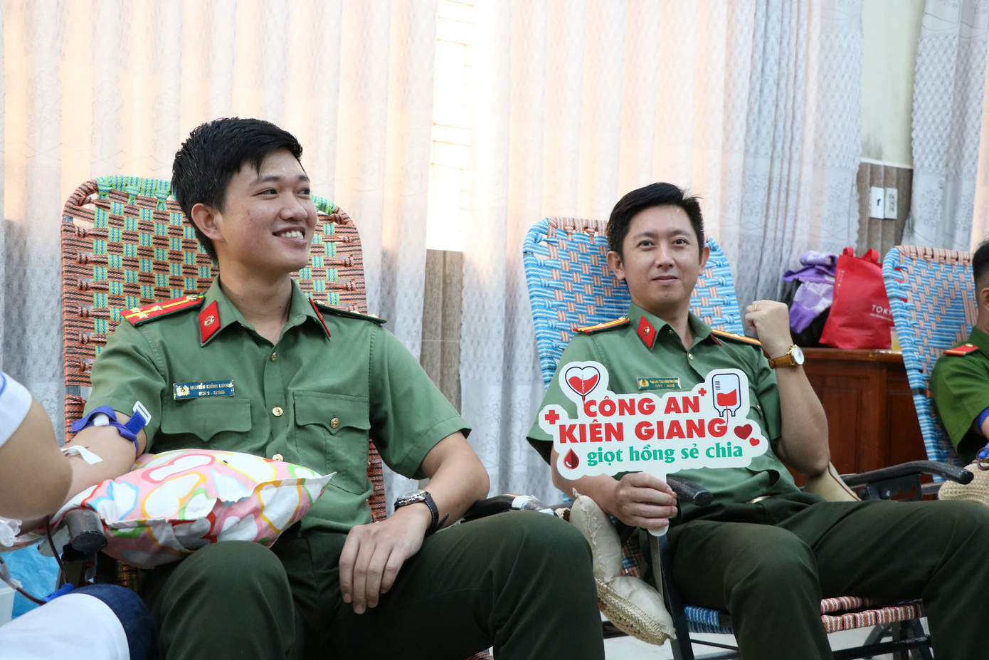 Những giọt máu nghĩa tình – Cán bộ, chiến sĩ Công an tỉnh Kiên Giang chung tay vì đồng đội, vì nhân dân. Những giọt máu nghĩa tình – Cán bộ, chiến sĩ Công an tỉnh Kiên Giang chung tay vì đồng đội, vì nhân dân.