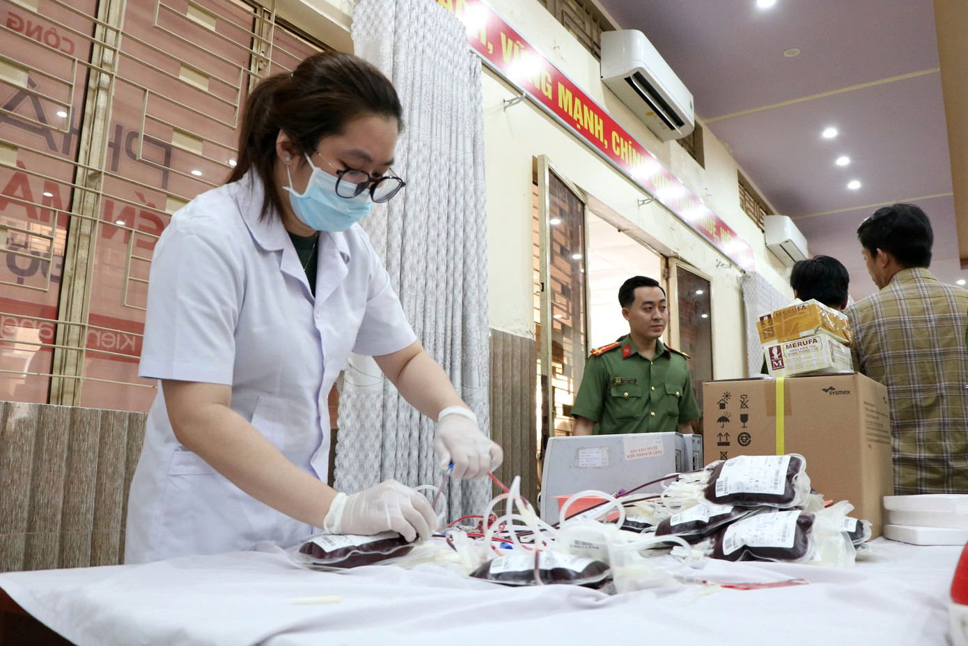 Trong đợt này, cán bộ chiến sĩ và đoàn viên Công an tỉnh Kiên Giang đã tham gia hiến được 324 đơn vị máu. Trong đợt này, cán bộ chiến sĩ và đoàn viên Công an tỉnh Kiên Giang đã tham gia hiến được 324 đơn vị máu.