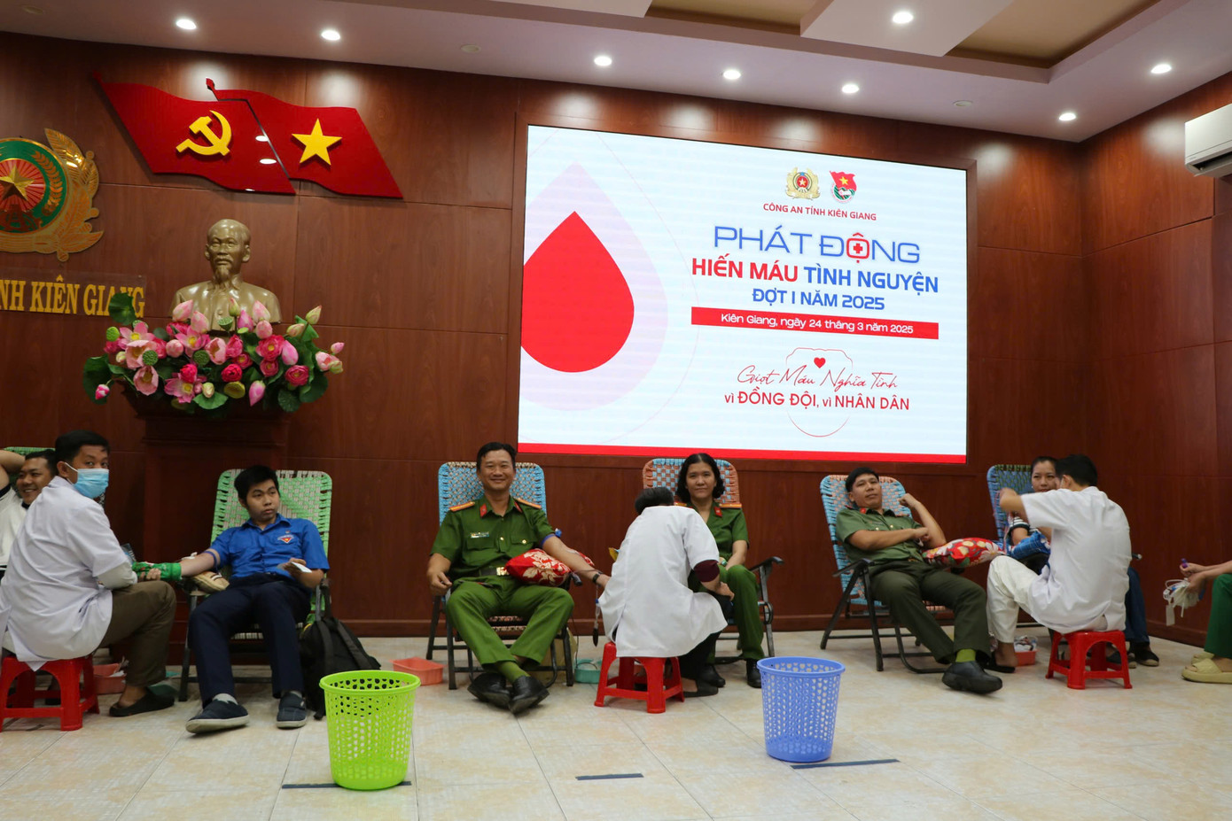 Trong đợt này, cán bộ chiến sĩ và đoàn viên Công an tỉnh Kiên Giang đã tham gia hiến được 324 đơn vị máu. Trong đợt này, cán bộ chiến sĩ và đoàn viên Công an tỉnh Kiên Giang đã tham gia hiến được 324 đơn vị máu.