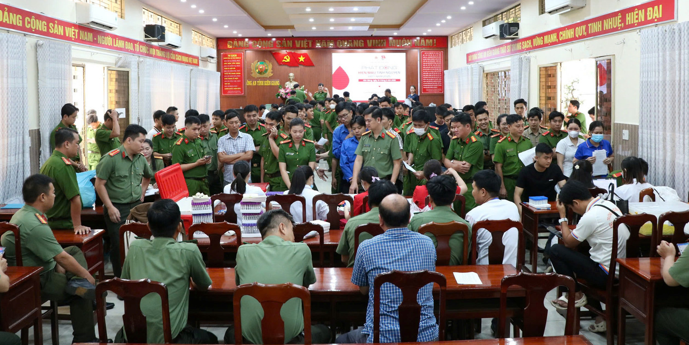 Hàng trăm cán bộ, chiến sĩ Công an tỉnh Kiên Giang tham gia hiến máu. Hàng trăm cán bộ, chiến sĩ Công an tỉnh Kiên Giang tham gia hiến máu.