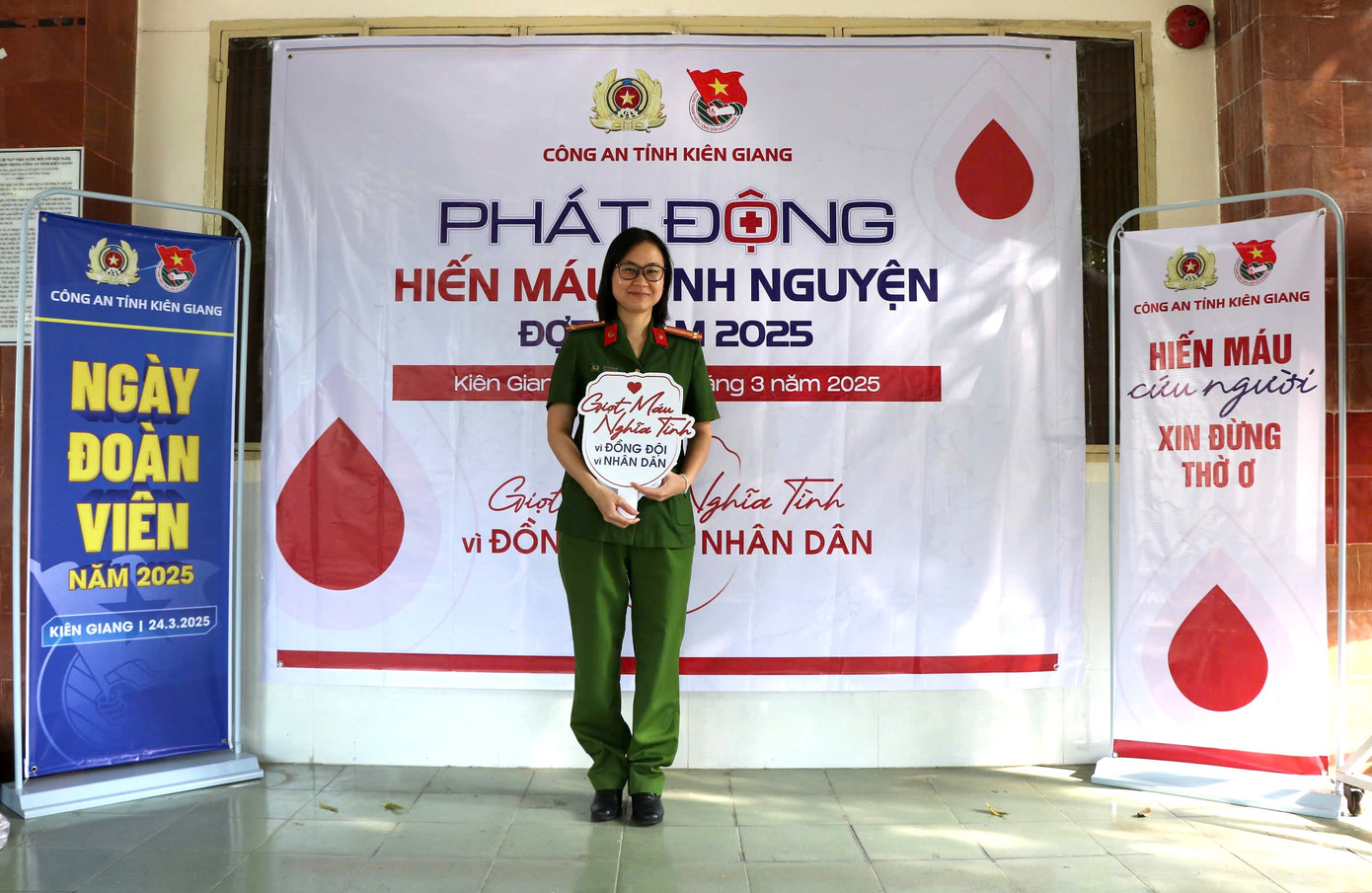 Trong đợt này, cán bộ chiến sĩ và đoàn viên Công an tỉnh Kiên Giang đã tham gia hiến được 324 đơn vị máu. Trong đợt này, cán bộ chiến sĩ và đoàn viên Công an tỉnh Kiên Giang đã tham gia hiến được 324 đơn vị máu.