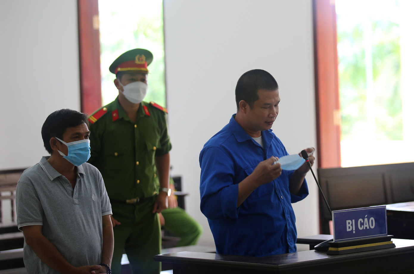 Bị cáo Phạm Văn Cung và Nguyễn Tuấn Sĩ tại toà. Bị cáo Phạm Văn Cung và Nguyễn Tuấn Sĩ tại toà.