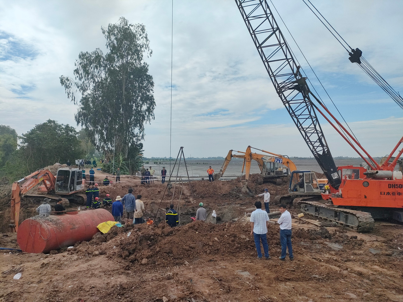 Lực lượng cứu hộ đang chạy đua với thời gian để giải cứu cháu bé.