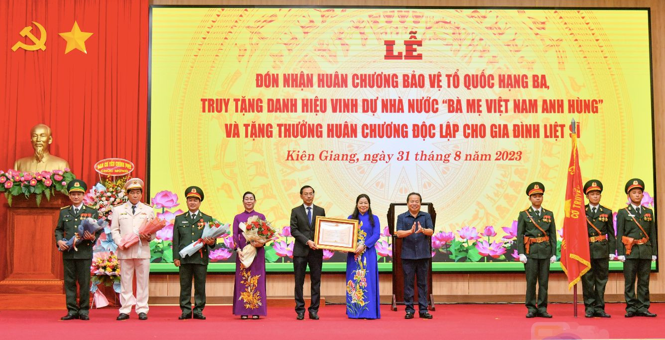 Đại diện Đảng bộ, chính quyền, Nhân dân và lực lượng vũ trang tỉnh Kiên Giang nhận Huân chương Bảo vệ Tổ quốc hạng Ba. Ảnh: Phương Vũ.