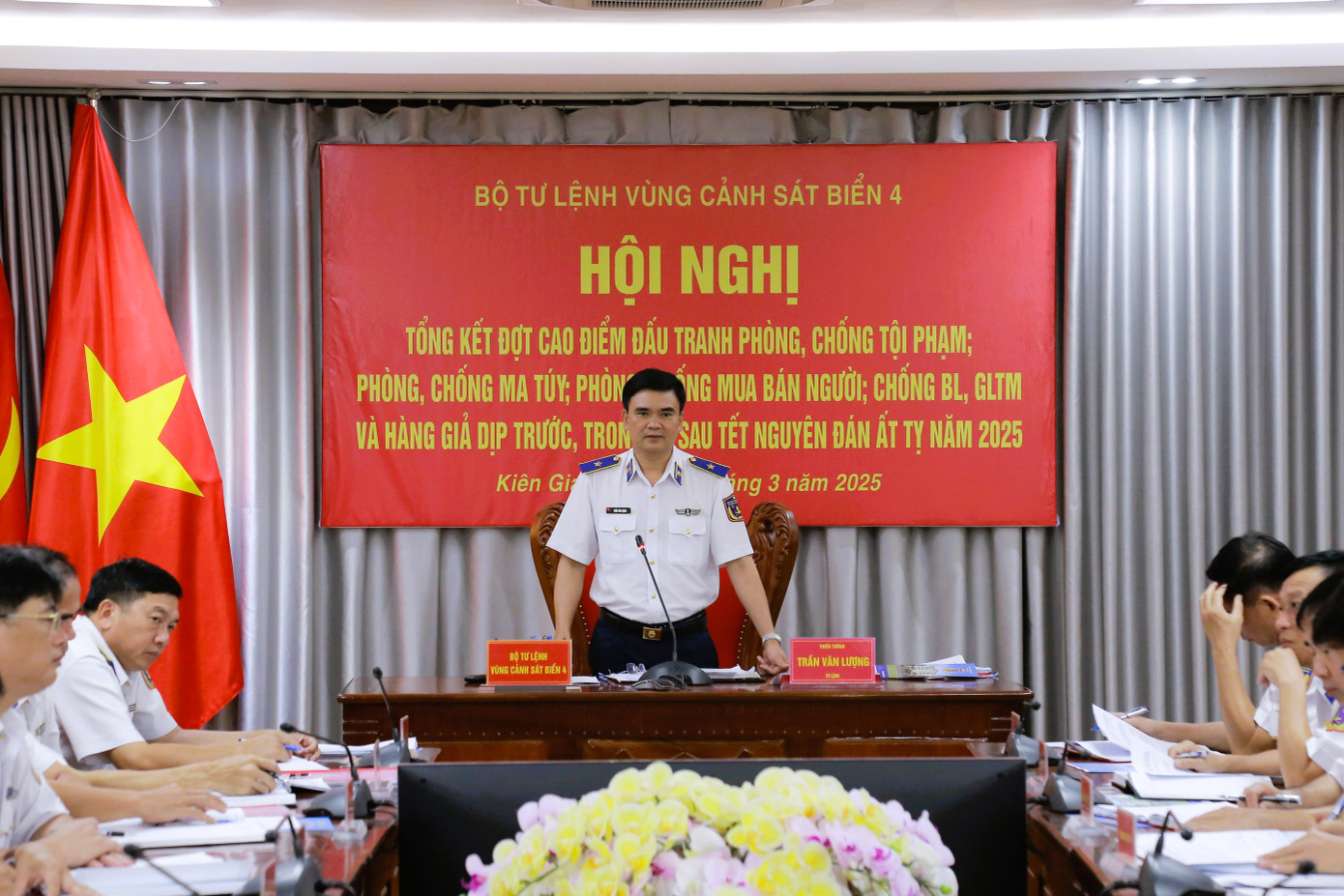 Thiếu tướng Trần Văn Lượng - Tư lệnh Vùng Cảnh sát biển 4, phát biểu tại hội nghị.