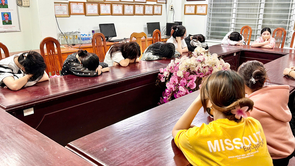 Gái bán dâm trong đường dây tại cơ quan công an. Ảnh: Tiến Tầm