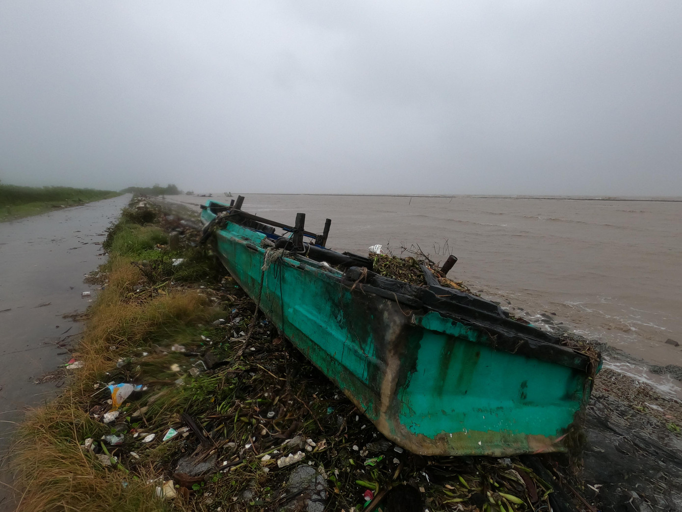 Sóng dữ tàn phá đê biển Tây vào chiều 11/7.