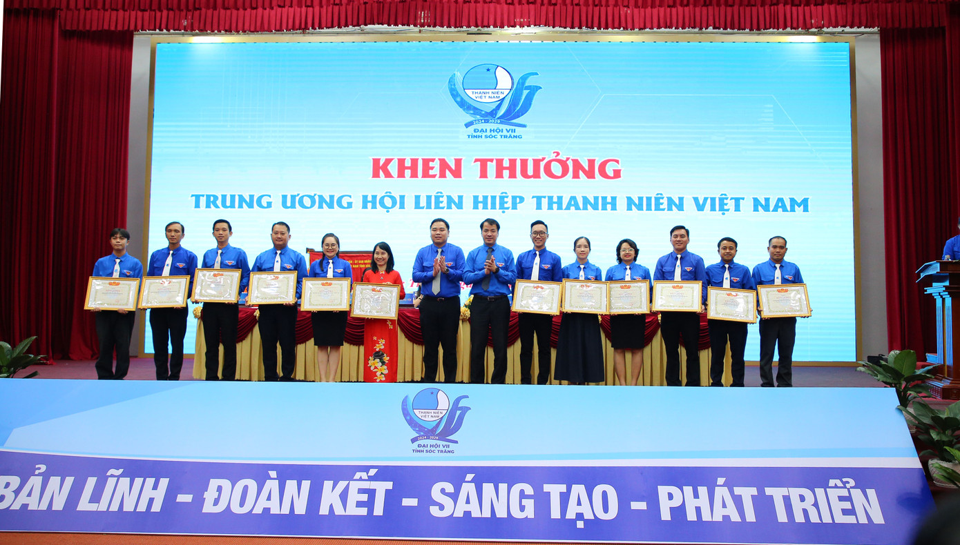 Tập thể, cá nhân có thành tích xuất sắc nhận bằng Bằng khen của Trung ương Hội LHTN Việt Nam. Ảnh: Nhật Huy Tập thể, cá nhân có thành tích xuất sắc nhận bằng Bằng khen của Trung ương Hội LHTN Việt Nam. Ảnh: Nhật Huy