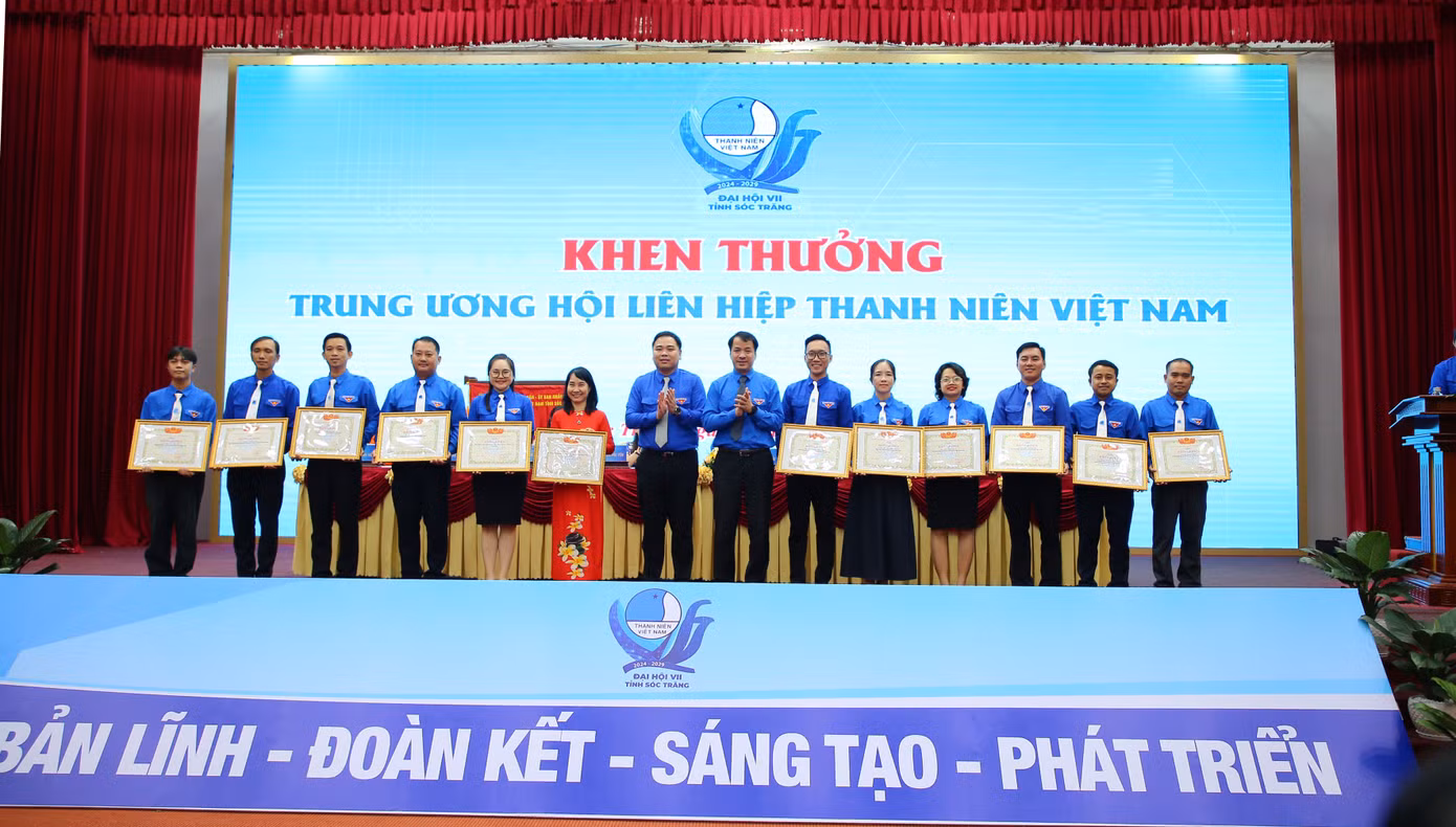 Tập thể, cá nhân có thành tích xuất sắc nhận bằng Bằng khen của Trung ương Hội LHTN Việt Nam. Ảnh: Nhật Huy